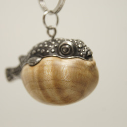 フグ　カーリーメープル（木材）ピューター（金属）キーホルダー、ペンダント、バッグチャーム、置物 3枚目の画像