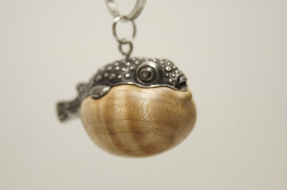 フグ　カーリーメープル（木材）ピューター（金属）キーホルダー、ペンダント、バッグチャーム、置物 3枚目の画像