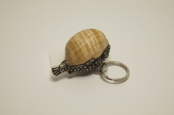 フグ　カーリーメープル（木材）ピューター（金属）キーホルダー、ペンダント、バッグチャーム、置物 10枚目の画像