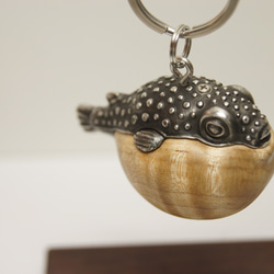 フグ　カーリーメープル（木材）ピューター（金属）キーホルダー、ペンダント、バッグチャーム、置物 7枚目の画像
