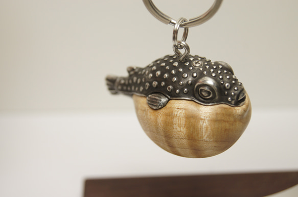 フグ　カーリーメープル（木材）ピューター（金属）キーホルダー、ペンダント、バッグチャーム、置物 7枚目の画像