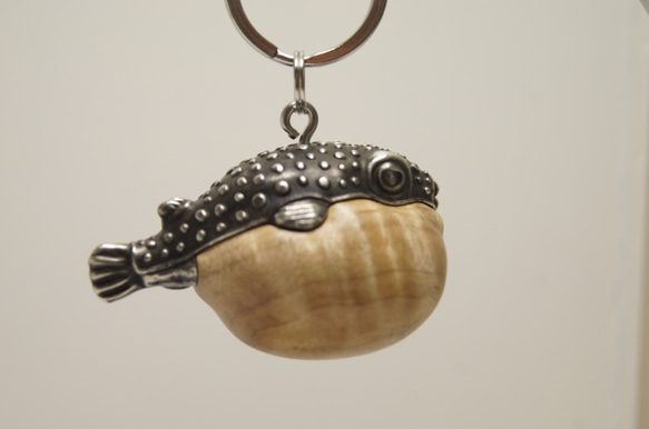 フグ　カーリーメープル（木材）ピューター（金属）キーホルダー、ペンダント、バッグチャーム、置物 1枚目の画像