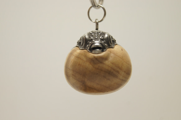 フグ　カーリーメープル（木材）ピューター（金属）キーホルダー、ペンダント、バッグチャーム、置物 4枚目の画像