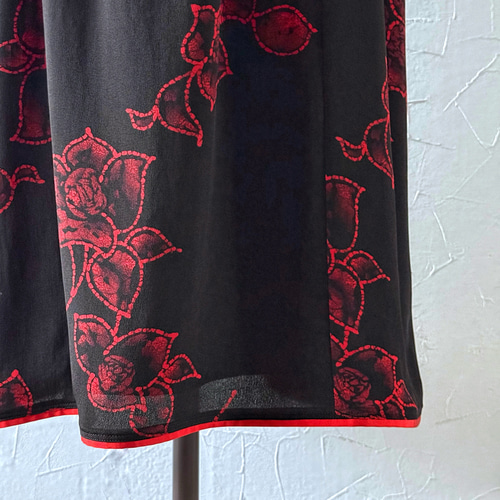 着物リメイクドレスワンピース（黒色地の赤柄） 52a46b3db26c1ad9d6b621ff35ad08