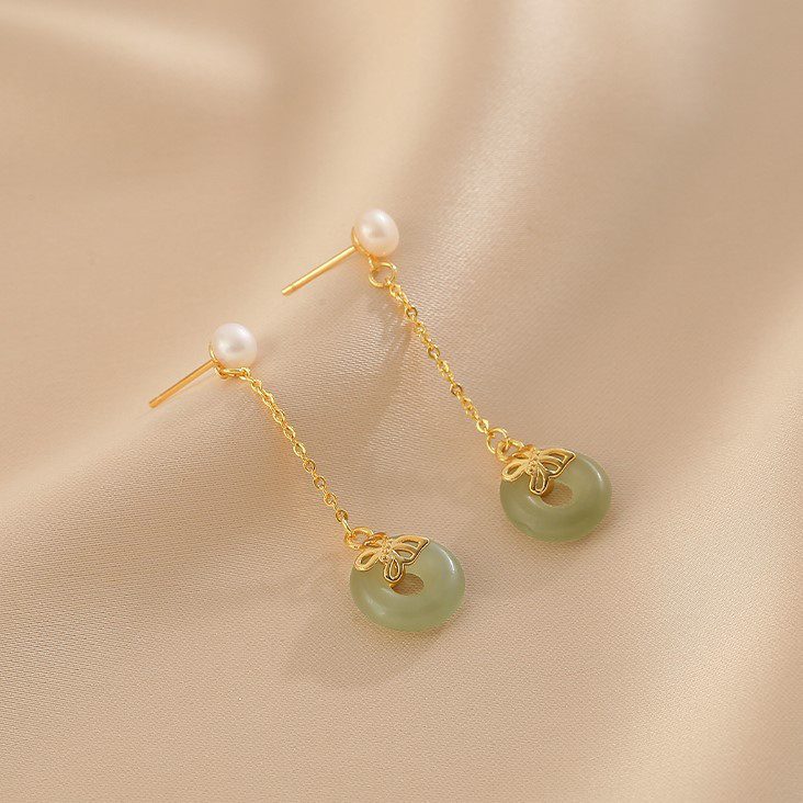 淡水パールのピアス　イヤリング　真珠　淡水真珠　6月誕生石　夏の誕生石　ヒスイ　天然石