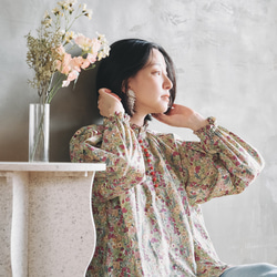 1枚で決まる！デニムと相性バッチリのボタンブラウス 60ローン 生地 フラワーボタニカル レッド 13枚目の画像