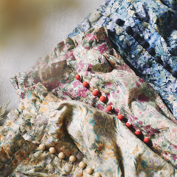 1枚で決まる！デニムと相性バッチリのボタンブラウス 60ローン 生地 フラワーボタニカル レッド 18枚目の画像