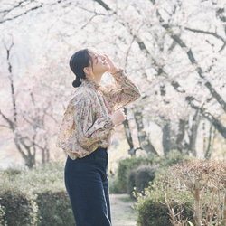 1枚で決まる！デニムと相性バッチリのボタンブラウス 60ローン 生地 フラワーボタニカル レッド 8枚目の画像