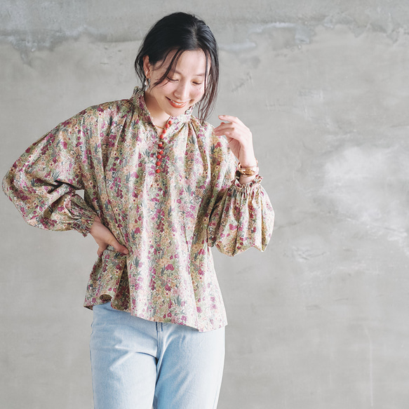 1枚で決まる！デニムと相性バッチリのボタンブラウス 60ローン 生地 フラワーボタニカル レッド 6枚目の画像