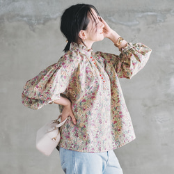 1枚で決まる！デニムと相性バッチリのボタンブラウス 60ローン 生地 フラワーボタニカル レッド 3枚目の画像