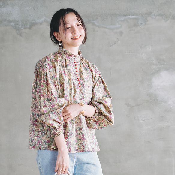 1枚で決まる！デニムと相性バッチリのボタンブラウス 60ローン 生地 フラワーボタニカル レッド 2枚目の画像