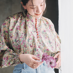 1枚で決まる！デニムと相性バッチリのボタンブラウス 60ローン 生地 フラワーボタニカル レッド 16枚目の画像