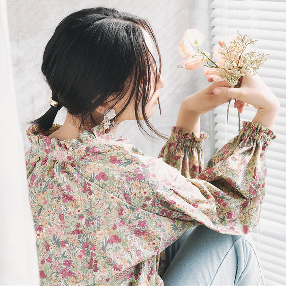 1枚で決まる！デニムと相性バッチリのボタンブラウス 60ローン 生地 フラワーボタニカル レッド 11枚目の画像