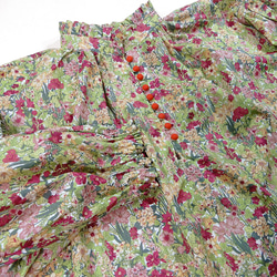 1枚で決まる！デニムと相性バッチリのボタンブラウス 60ローン 生地 フラワーボタニカル レッド 20枚目の画像