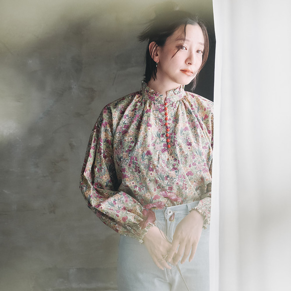 1枚で決まる！デニムと相性バッチリのボタンブラウス 60ローン 生地 フラワーボタニカル レッド 15枚目の画像