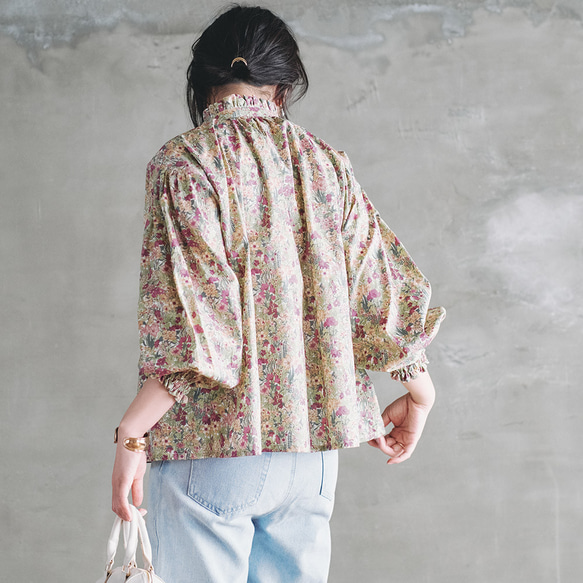 1枚で決まる！デニムと相性バッチリのボタンブラウス 60ローン 生地 フラワーボタニカル レッド 4枚目の画像