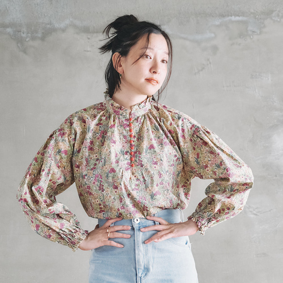 1枚で決まる！デニムと相性バッチリのボタンブラウス 60ローン 生地 フラワーボタニカル レッド 17枚目の画像