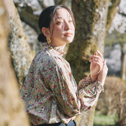 1枚で決まる！デニムと相性バッチリのボタンブラウス 60ローン 生地 フラワーボタニカル レッド 10枚目の画像