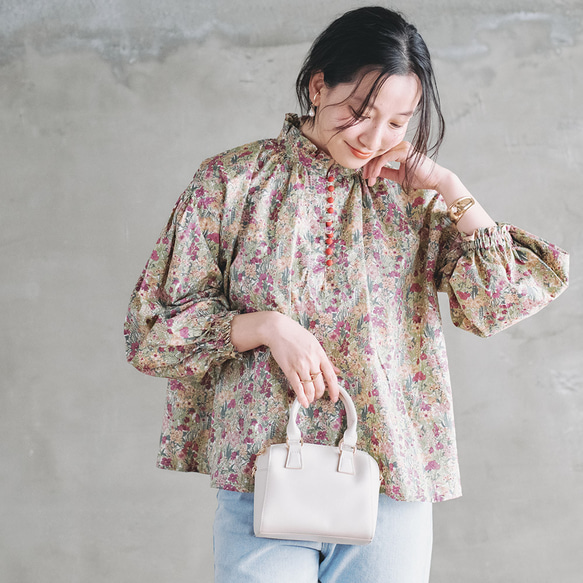 1枚で決まる！デニムと相性バッチリのボタンブラウス 60ローン 生地 フラワーボタニカル レッド 1枚目の画像