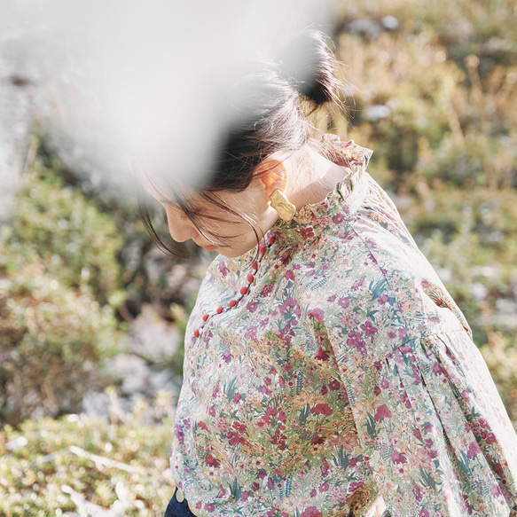 1枚で決まる！デニムと相性バッチリのボタンブラウス 60ローン 生地 フラワーボタニカル レッド 9枚目の画像