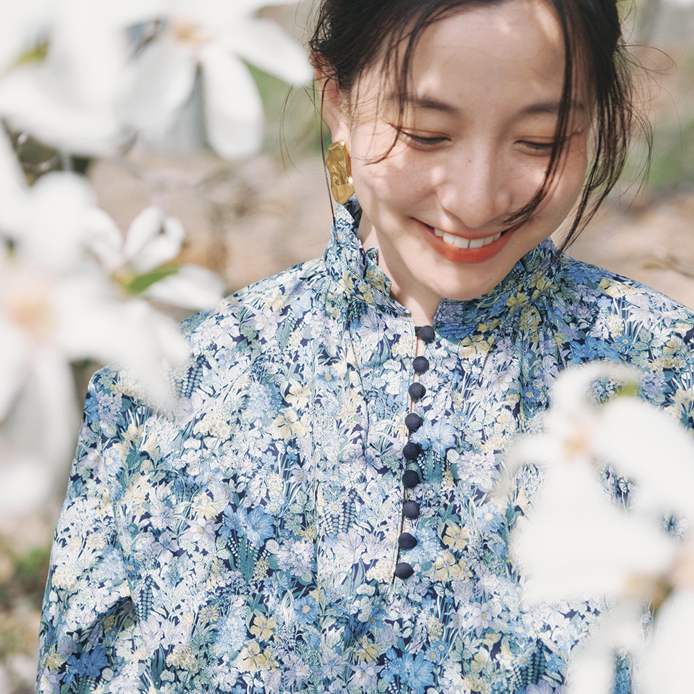 1枚で決まる！デニムと相性バッチリのボタンブラウス 60ローン 生地 フラワーボタニカル ブルー