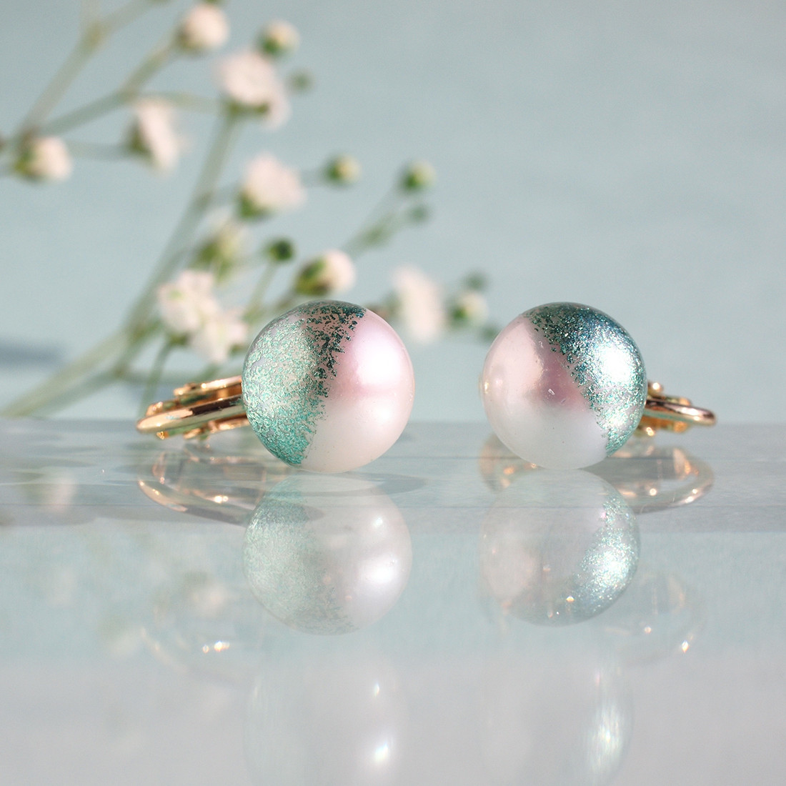 ミントグリーン＆ホワイト　グリーン箔と淡水パールのツートンカラー　パールイヤリング