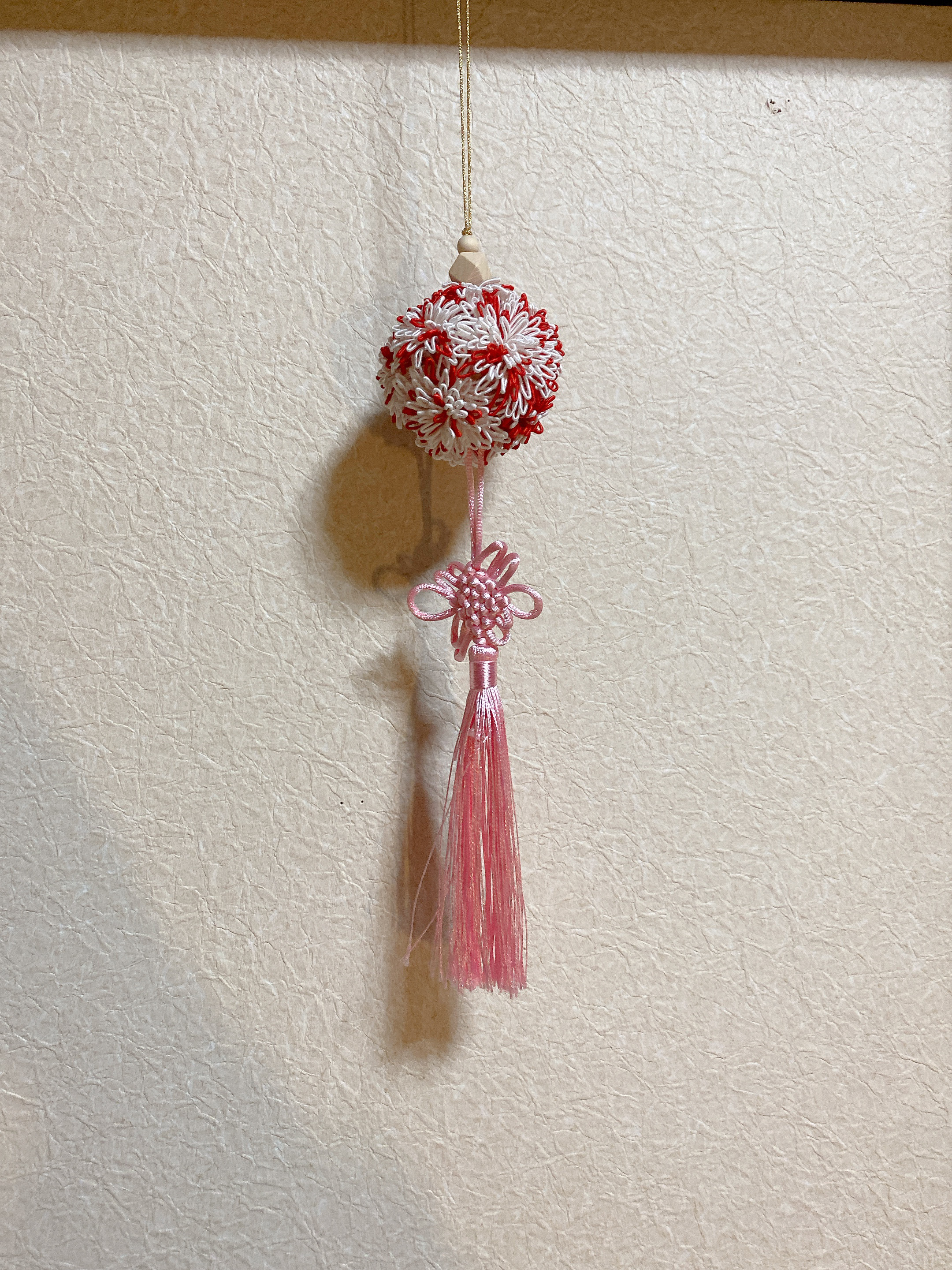 珍しい洋風の薬玉　巻きバラのつまみ細工　白木の台　雛道具