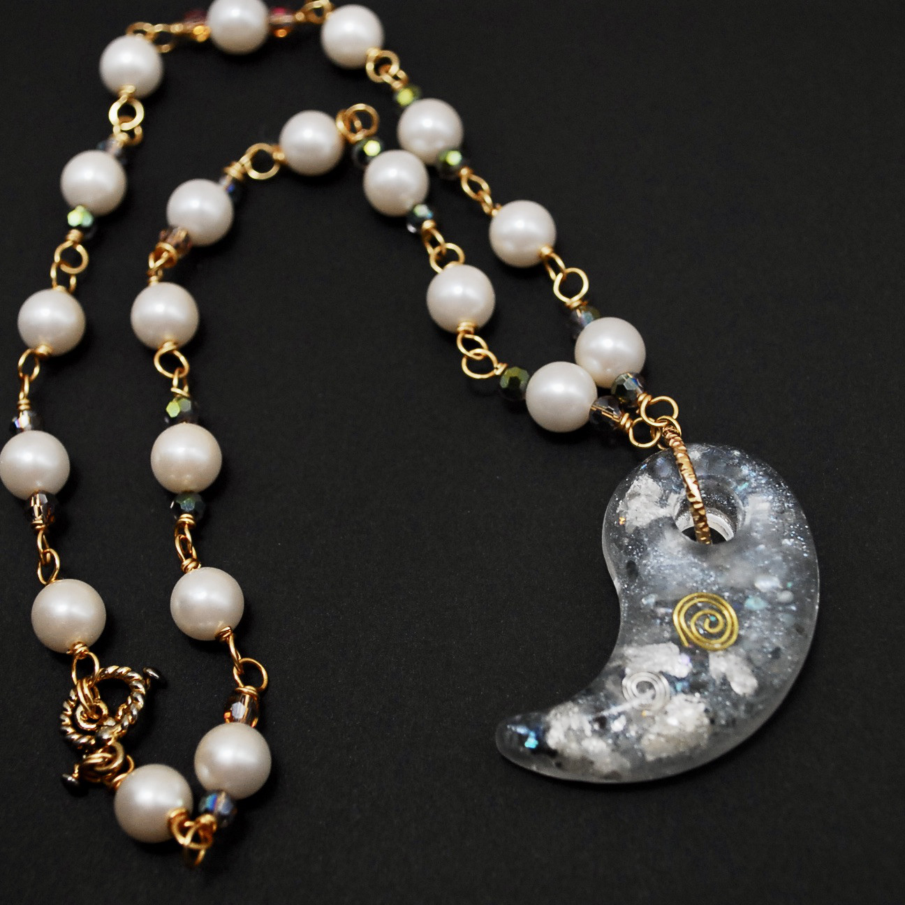まがたま・パールネックレス　オルゴナイト勾玉　クリアホワイト　　ForestRay フォレストレイ