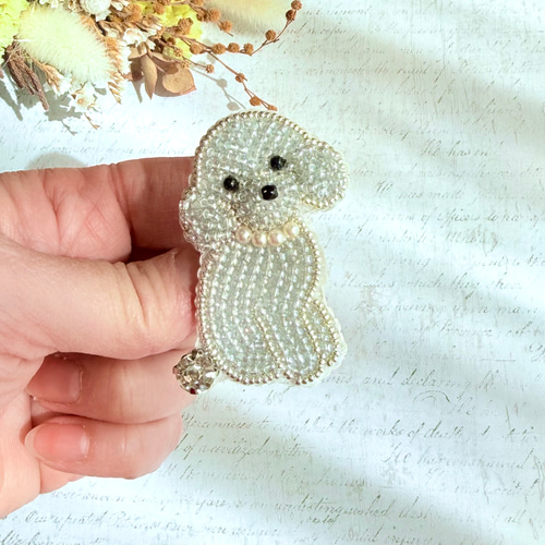 ビーズ刺繍のブローチ・トイプードル（おすわり・シルバー） ブローチ