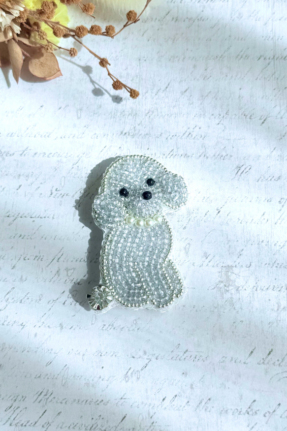 ビーズ刺繍のブローチ・トイプードル（おすわり・シルバー） ブローチ