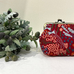 花刺繍がまぐちのスクエアポーチ《レッド》 1枚目の画像