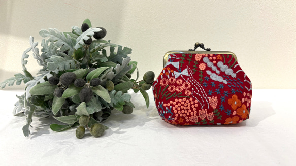 花刺繍がまぐちのスクエアポーチ《レッド》 1枚目の画像