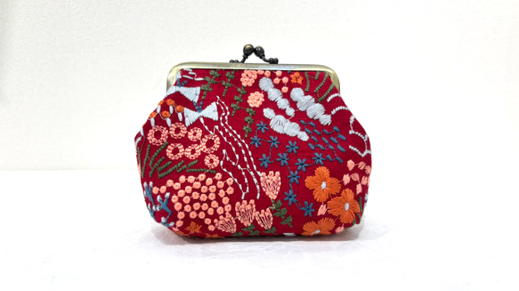 花刺繍がまぐちのスクエアポーチ《レッド》 2枚目の画像