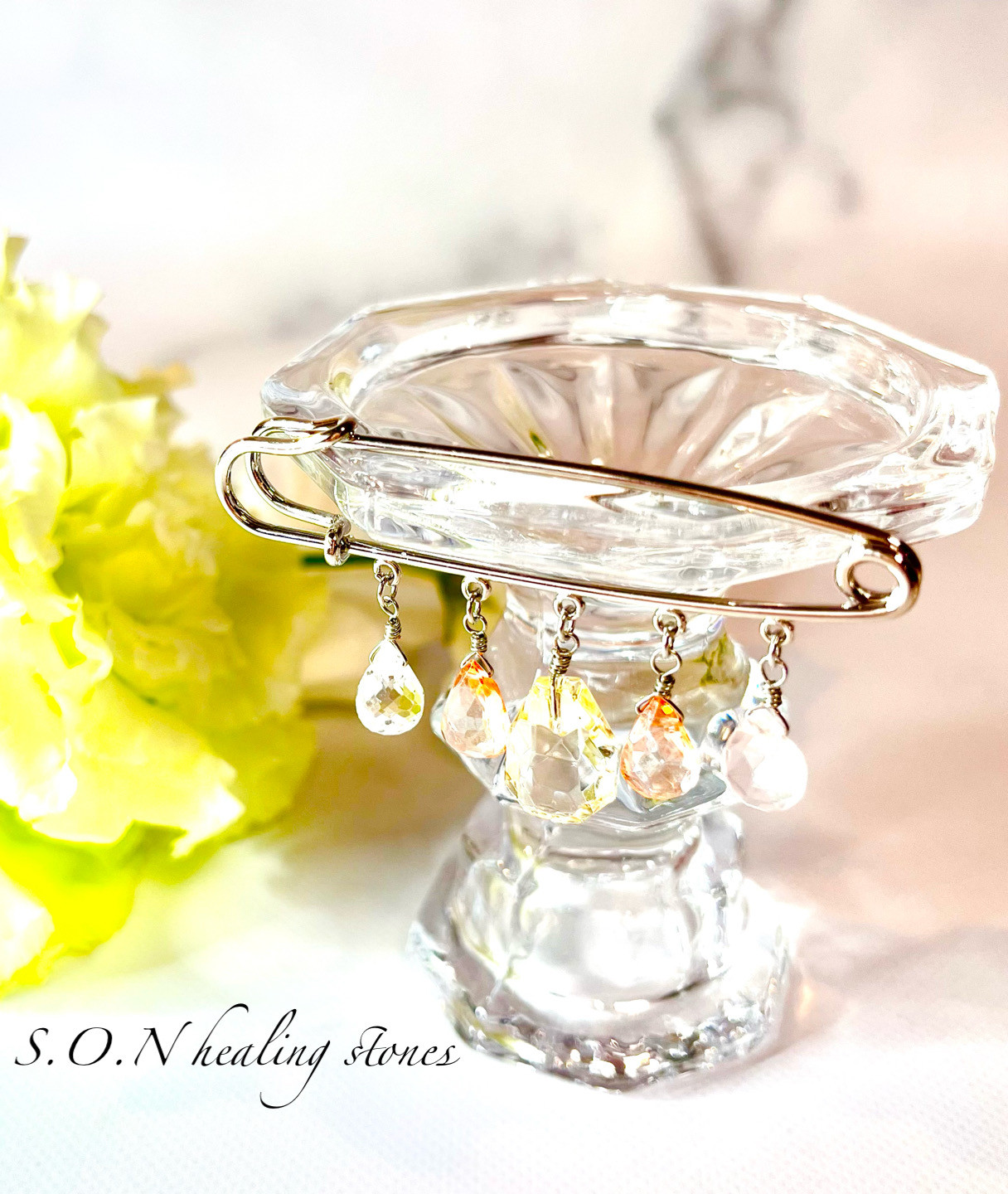 まえに進みたい時、そんなあなたの背中を、 太陽のようにやさしく照らしてくれる力強いエネルギーのブローチです☀️