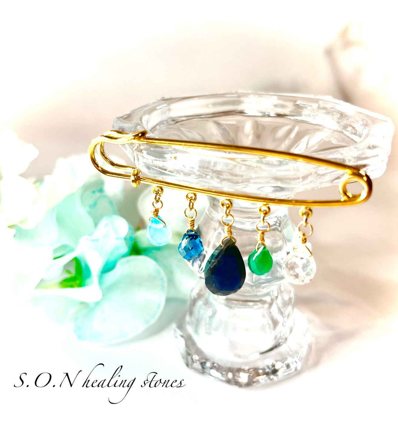 新たな世界へ踏み出す日。 その背中をそっと押してくれる、 希望と浄化のエネルギーを込めた一点ものブローチです。 4,675円