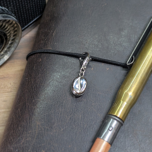 トラベラーズノートを飾るコーヒー豆チャーム【シルバー】 1枚目の画像