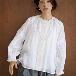 幅広いシーンで活躍可能麻のブラウス　ラミーブラウス　レース切替　250217-1 2枚目の画像