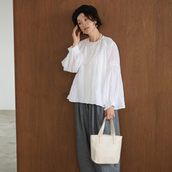 幅広いシーンで活躍可能麻のブラウス　ラミーブラウス　レース切替　250217-1 9枚目の画像