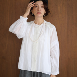 幅広いシーンで活躍可能麻のブラウス　ラミーブラウス　レース切替　250217-1 3枚目の画像