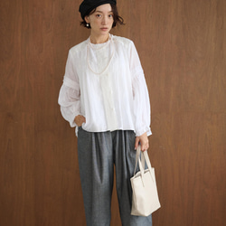 幅広いシーンで活躍可能麻のブラウス　ラミーブラウス　レース切替　250217-1 7枚目の画像