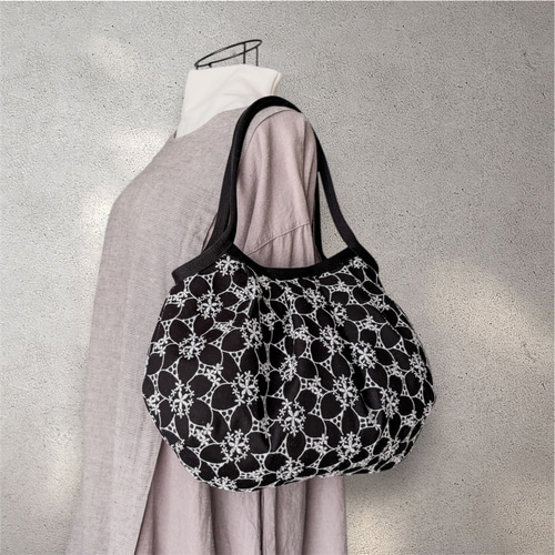 コロンと可愛いショルダーグラニーバッグ 上品な刺繍レース