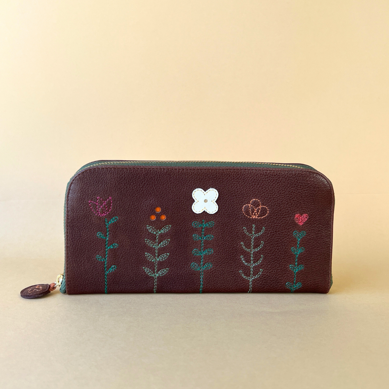 刺繍革財布『LIFE』BROWN（牛革）ラウンドファスナー／長財布