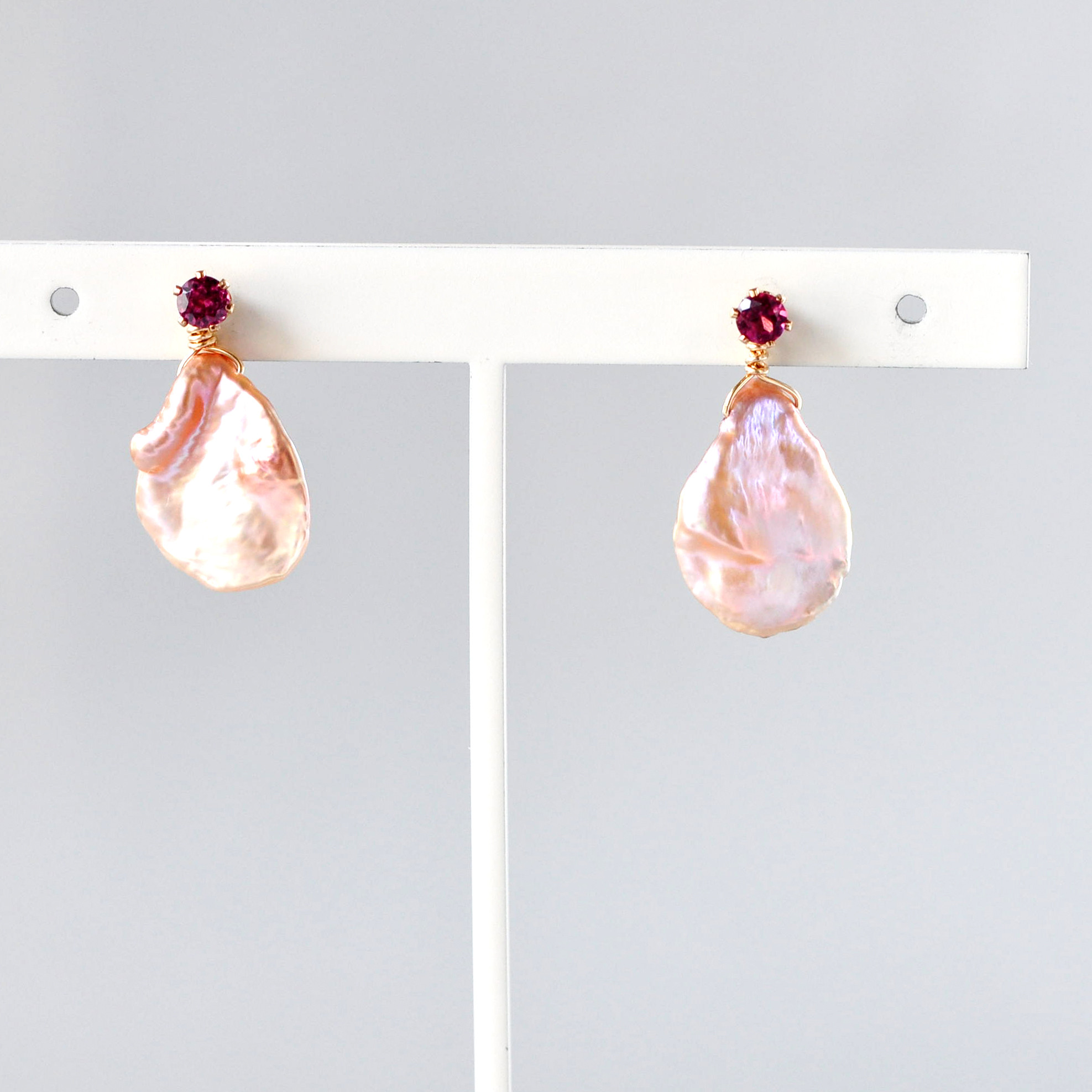 14kgf/ロードライトガーネットスタッドピアス＆ペタルパールチャームの2WAYピアス〜