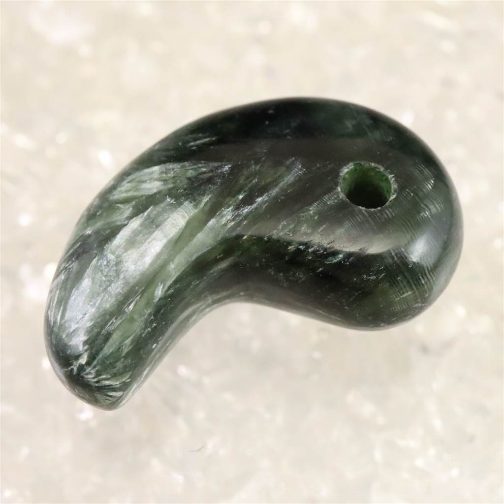 セラフィナイト クリノクロア 30mm 勾玉 8.52g #38180