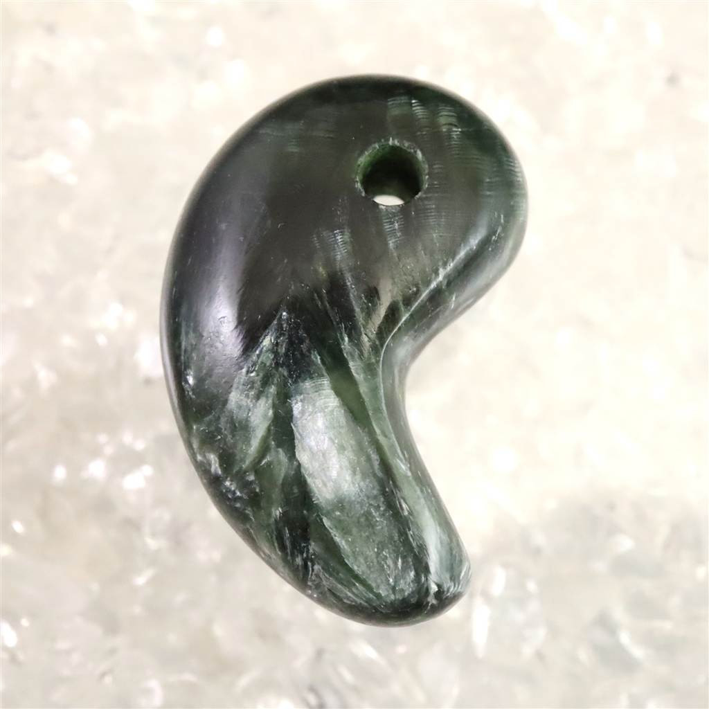 セラフィナイト クリノクロア 30mm 勾玉 8.52g #38180