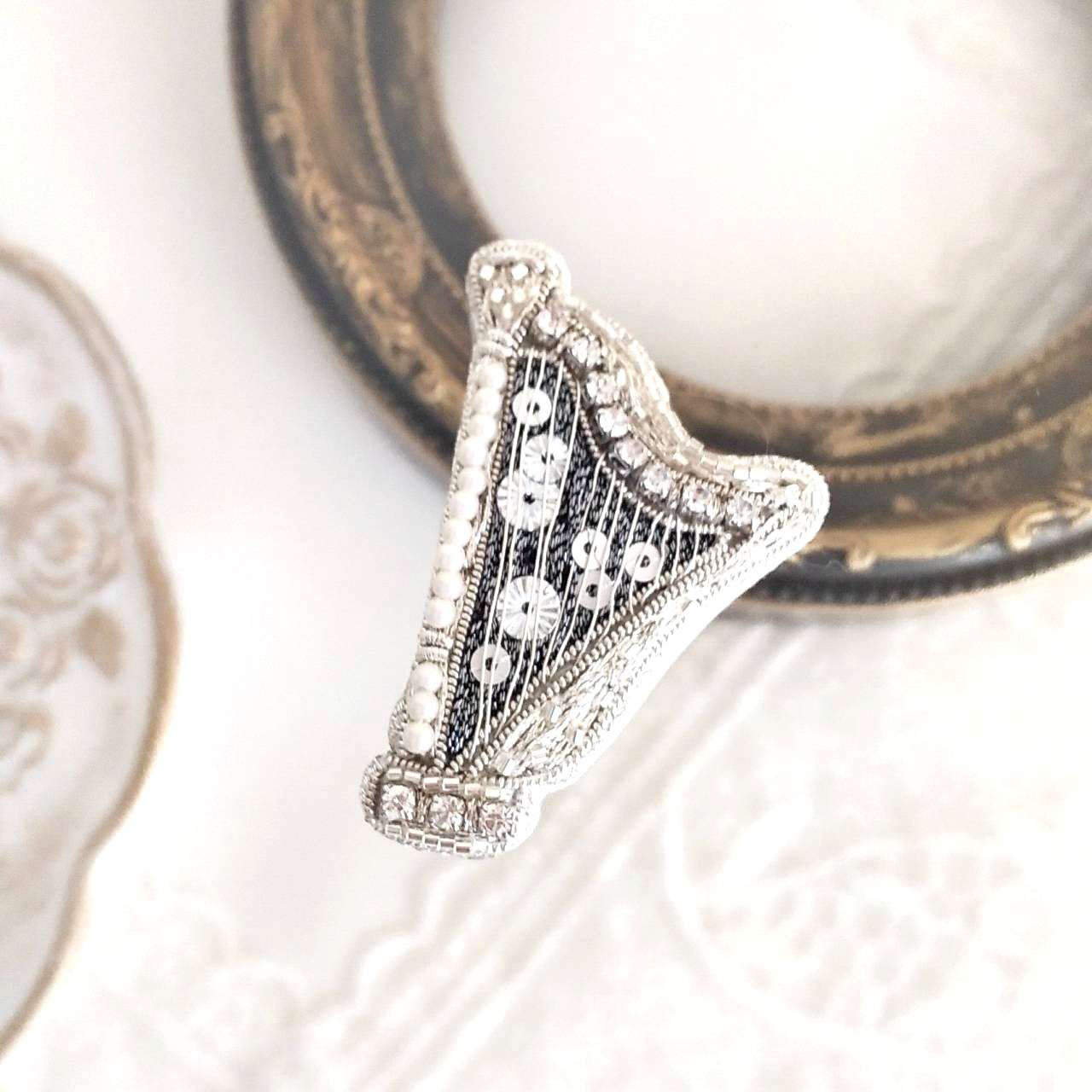 【受注販売】繊細なオートクチュールビーズ刺繍のハープ（銀）のブローチ　手嶋咲良先生作品　楽器シリーズ