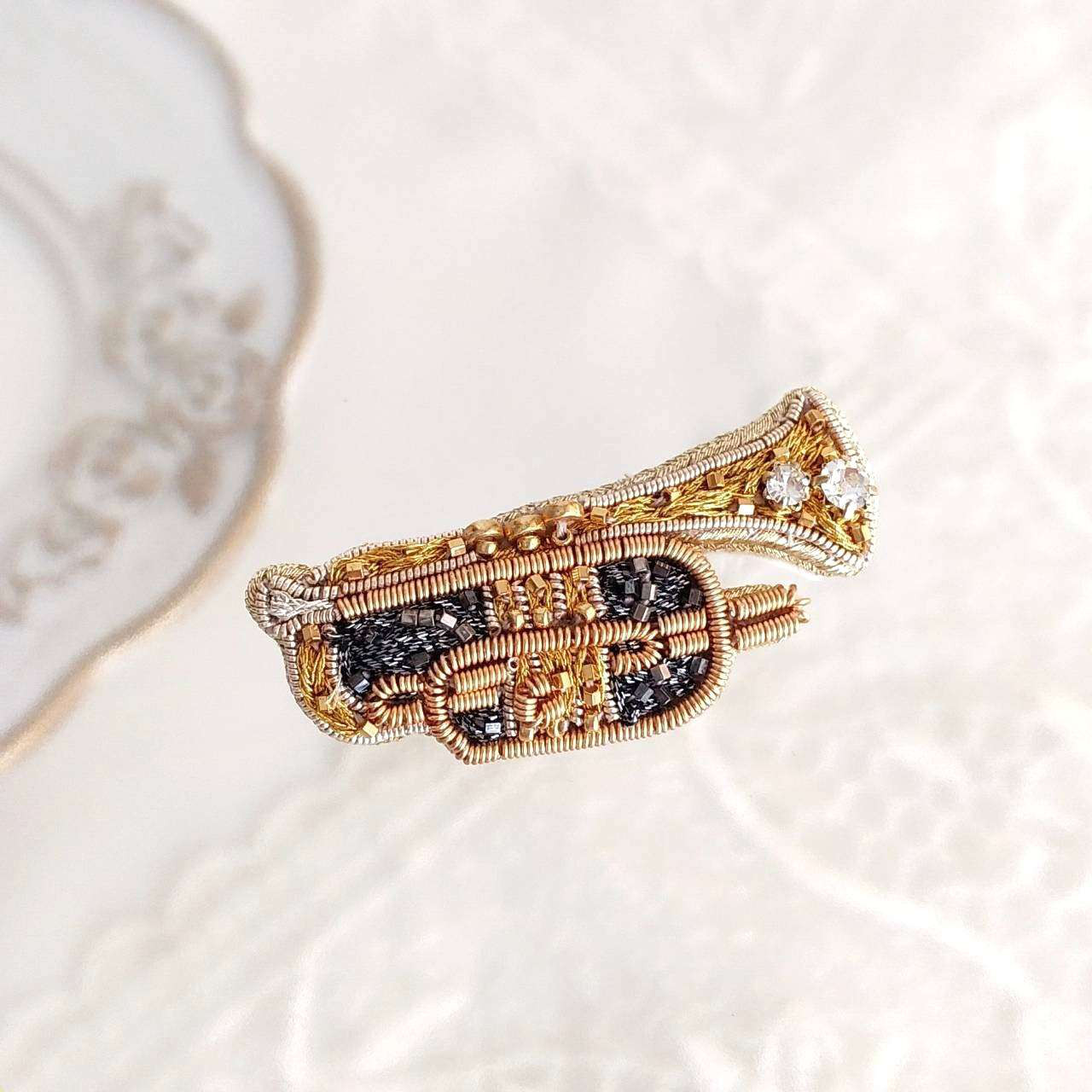 【受注販売】繊細なオートクチュールビーズ刺繍のコロネットのブローチ　手嶋咲良先生作品　楽器シリーズ