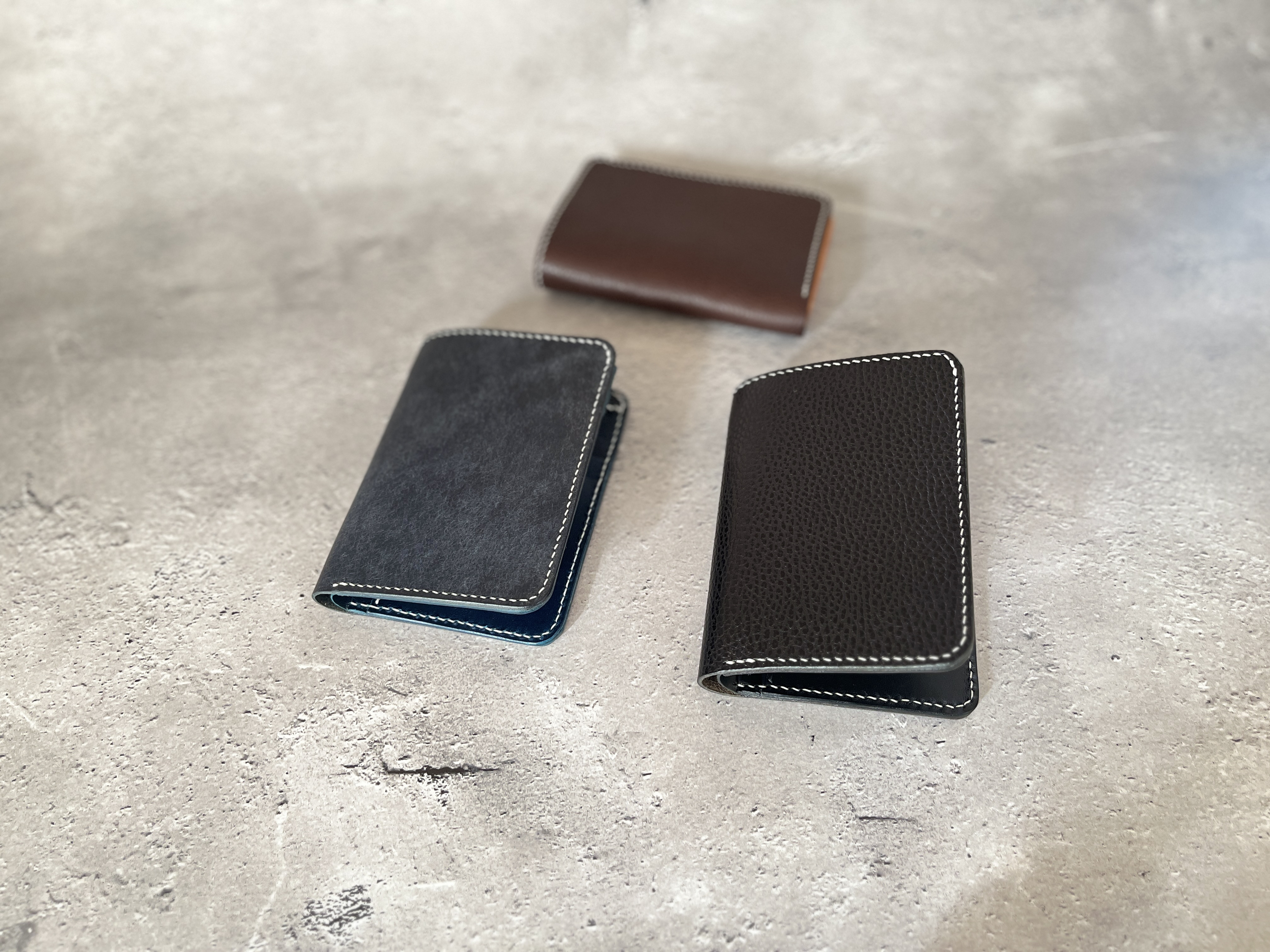 【本革】財布・二つ折り・縦長［鉄黒（てつくろ）］