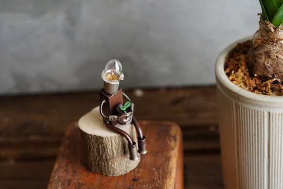 　腰掛けランプマン　「慈しむ」 1枚目の画像