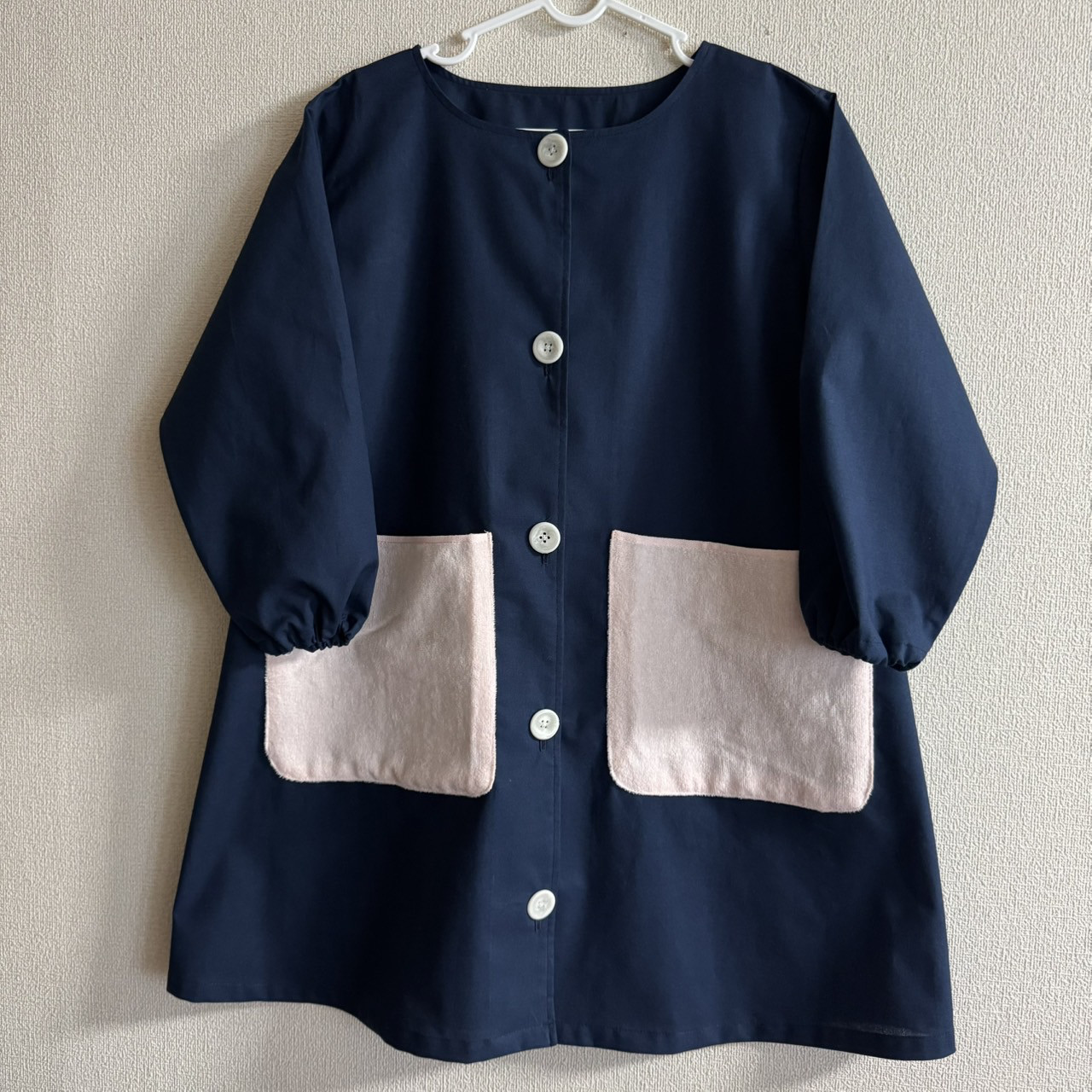 【80～160】ネイビー 無地 シンプル 紺｜前ボタン 長袖スモック｜ポケットタオル地｜着丈延長可